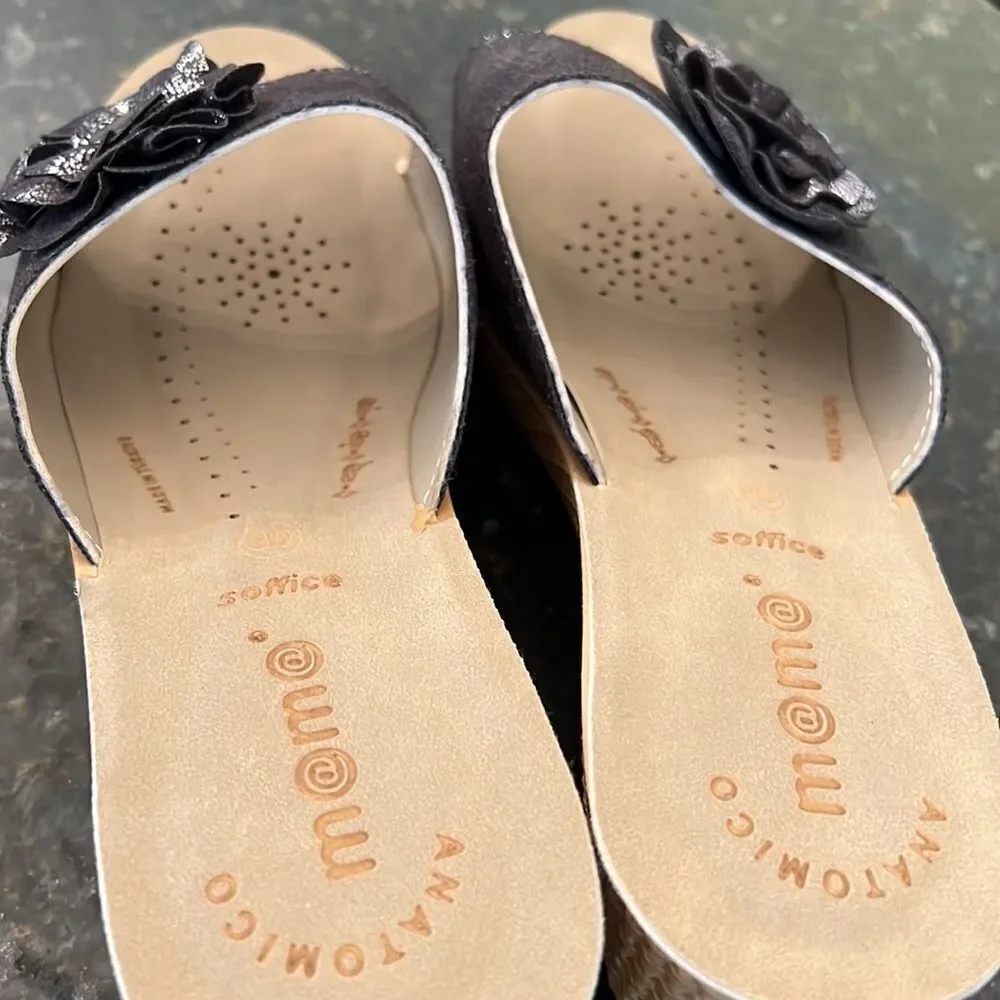 *Momo* Sz 39 Black Metalluc Glitter Camellia Floral Wedge Slides LN!
